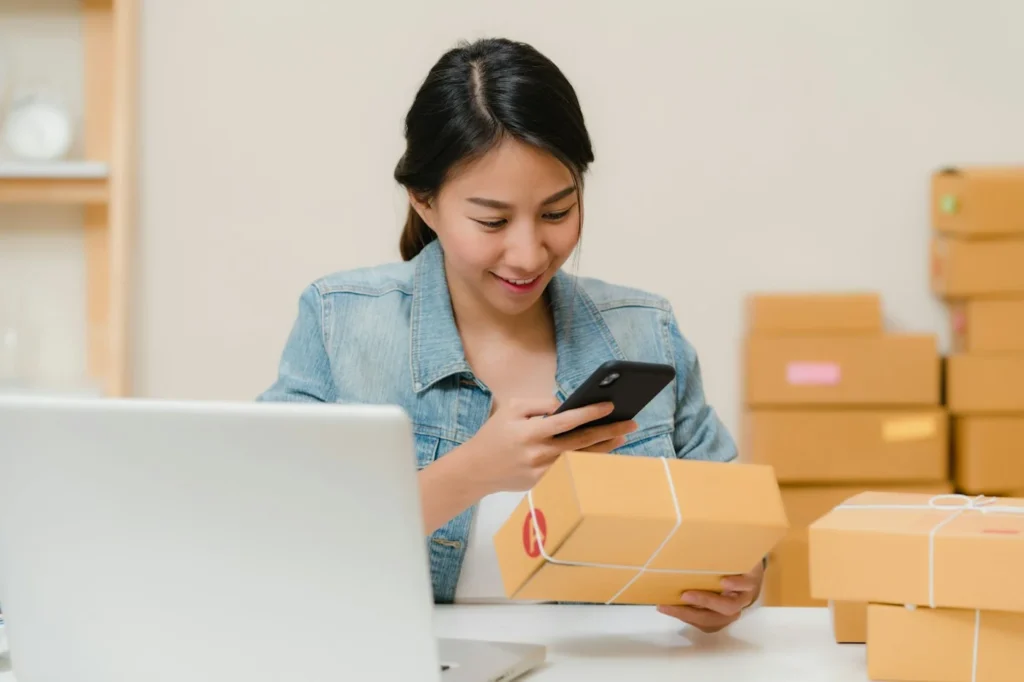 Gérante de boutique en ligne préparant une commande