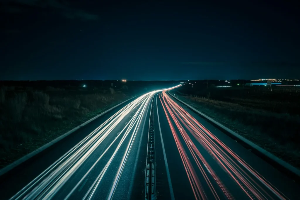 Traînées lumineuses symbolisant la vitesse de chargement
