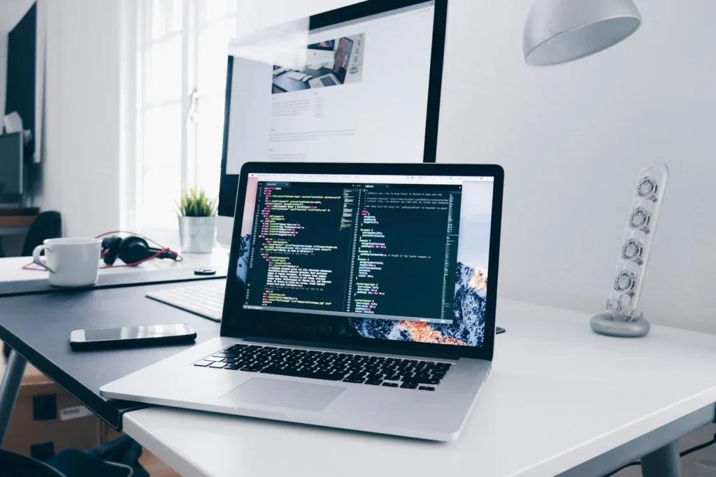 Bureau de webmaster WordPress avec ordinateur portable